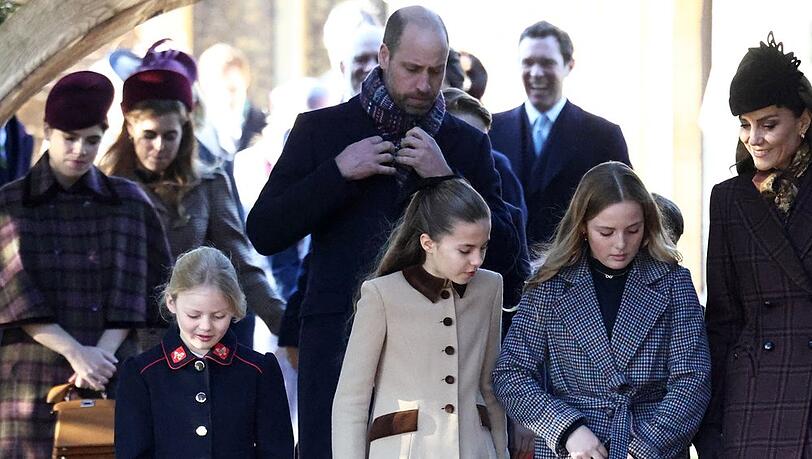 Prinzessin Eugenie (l.), Prinzessin Beatrice (2. v.l.) neben Prinz William und mit Lena Tindall, Prinzessin Charlotte, Mia Tindall und Prinzessin Kate beim Weihnachtsgottesdienst.