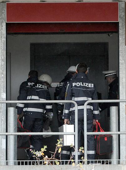 Kriminalbeamte der Spurensicherung suchen nach der Ursache des Brandes.