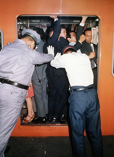 TOKIO: Die Tokioter U-Bahn eröffnete 1927 als erste U-Bahn Asiens. Heute ist sie mit 3,17 Milliarden Passagieren die meistfrequentierte Metro der Welt. Zu den Hauptverkehrszeiten gibt es an einigen Bahnhöfen deshalb Personal, das die Fahrgäste in die Züge hineindrückt. Die Metro gilt als sehr sicher, ein Problem sind aber sexuelle Übergriffe im Gedränge. Daher gibt es reine Frauen-Waggons.