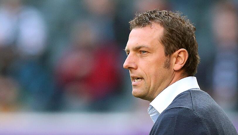 Die nächste große Hürde für die Mannschaft von Trainer Markus Weinzierl heißt Schalke 04. Die nächste große Hürde für die Mannschaft von Trainer Markus Weinzierl heißt Schalke 04.