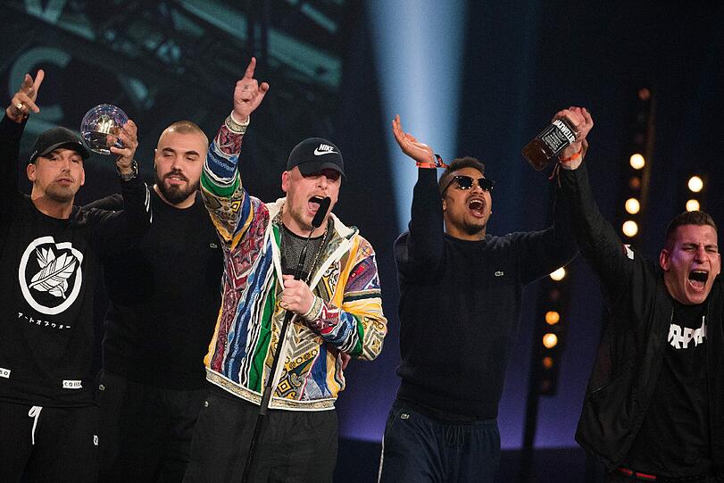 Bonez MC & Raf Camora freuen sich über ihren Preis in der Kategorie "Bester Hip-Hop-Act"