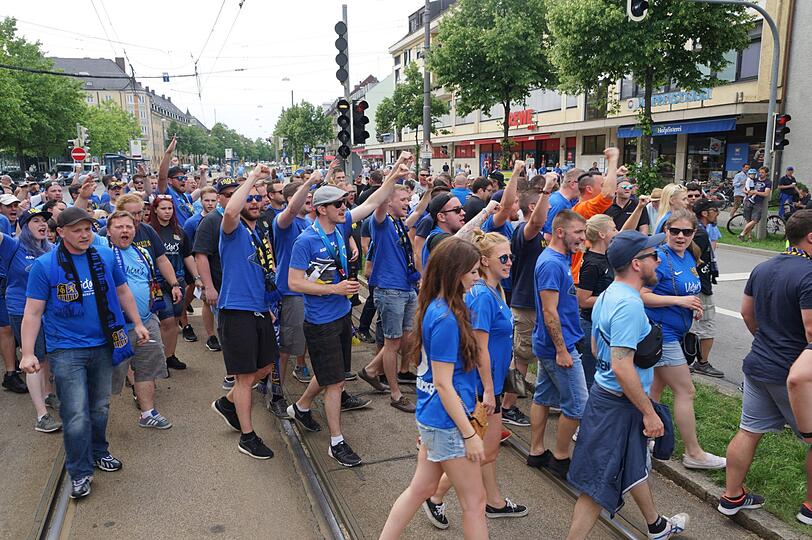 Giesing ist am Sonntag blau - die Fanbilder vor dem Spiel gegen Saarbrücken.