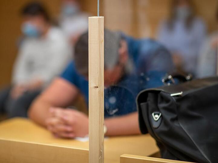 Ein angeklagter Polizeischüler sitzt zu Prozessbeginn im Sitzungssaal im Amtsgericht. Foto: Daniel Karmann/dpa