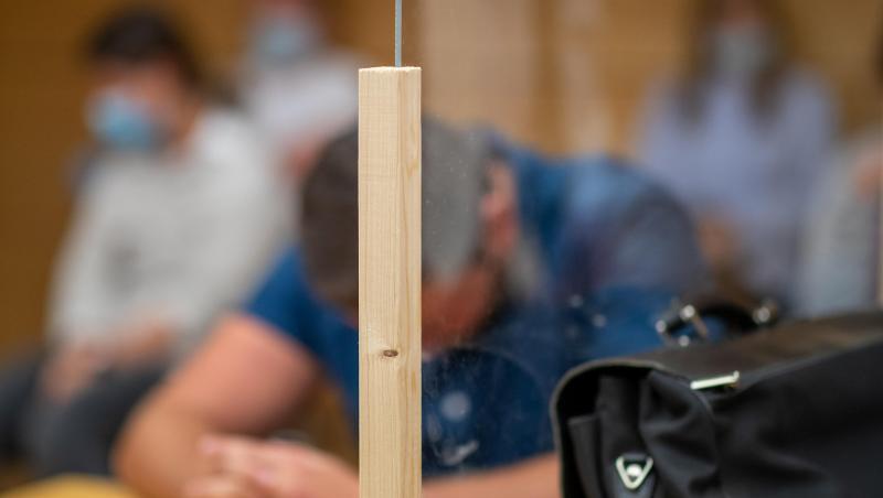 Ein angeklagter Polizeischüler sitzt zu Prozessbeginn im Sitzungssaal im Amtsgericht. Foto: Daniel Karmann/dpa Ein angeklagter Polizeischüler sitzt zu Prozessbeginn im Sitzungssaal im Amtsgericht. Foto: Daniel Karmann/dpa