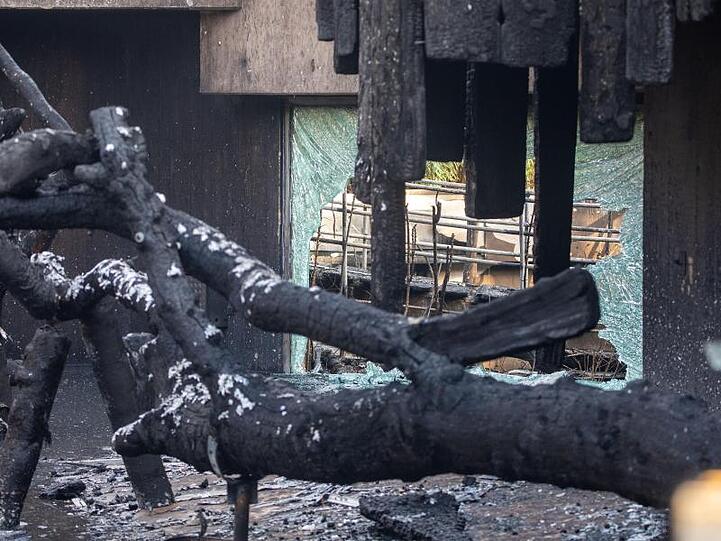 Verkohlte Überreste im Inneren das Affenhauses.