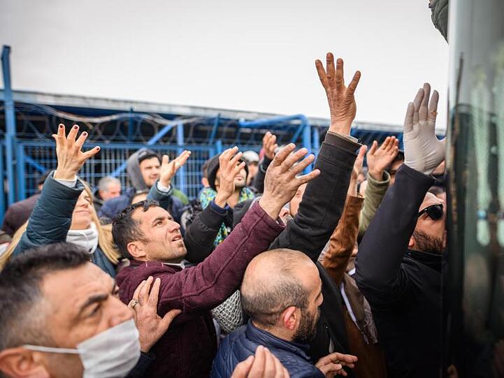 Flüchtlinge aus Syrien und anderen Ländern stehen in der türkischen Grenzstadt Edirne in der Nähe des Grenzubergangs Pazarkule-Kastanies am Bus einer Hilfsorganisation und versuchen, Hilfsgüter zu bekommen.
