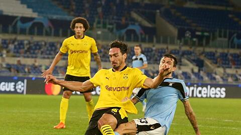 Dortmunds Mats Hummels (l) blockt einen Schuss von Lazios Francesco Acerbi ab.