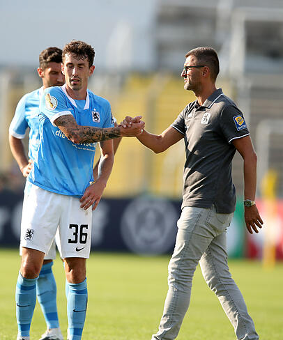 Schätzen sich gegenseitig sehr: Phillipp Steinhart (l.) und Löwen-Trainer Michael Köllner. Schätzen sich gegenseitig sehr: Phillipp Steinhart (l.) und Löwen-Trainer Michael Köllner.