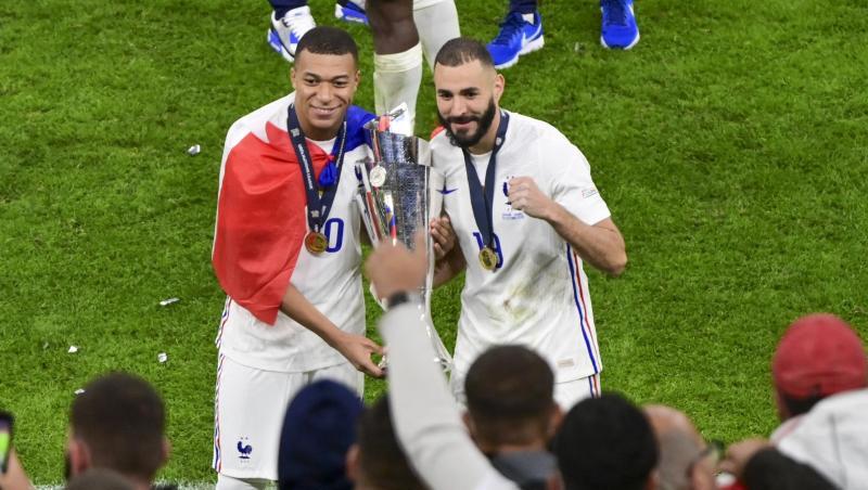 Kylian Mbappé (l) und Karim Benzema feiern den Gewinn der Nations League.