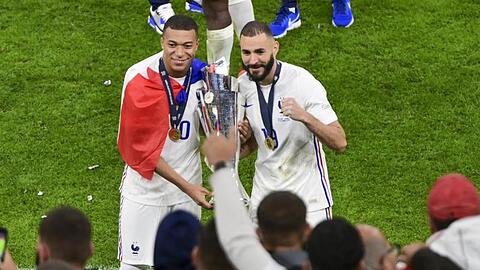 Kylian Mbappé (l) und Karim Benzema feiern den Gewinn der Nations League.