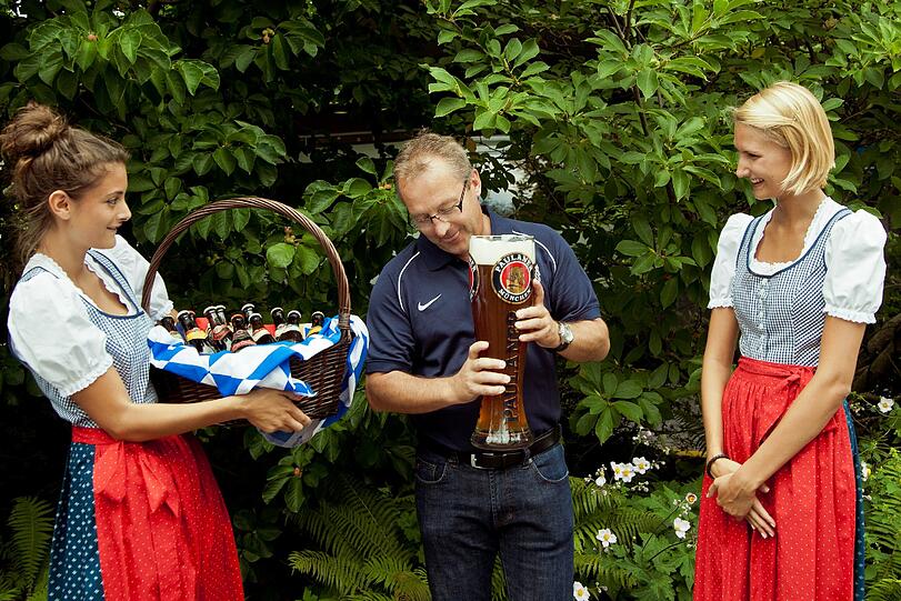 Mutig, mutig, diese Schweizer: Erst über das Weißbier lästern, sich dann aber an den Drei-Liter-Humpen trauen. FC-Zürich-Sportchef Fredy Bickel nimmt einen Schluck Paulaner. Auch Samira (li.) und Isabelle finden&rsquo;s lustig.