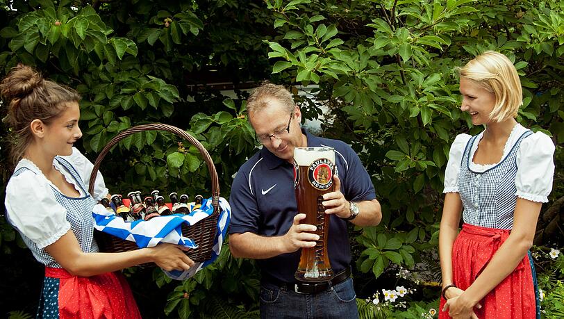 Mutig, mutig, diese Schweizer: Erst über das Weißbier lästern, sich dann aber an den Drei-Liter-Humpen trauen. FC-Zürich-Sportchef Fredy Bickel nimmt einen Schluck Paulaner. Auch Samira (li.) und Isabelle finden&rsquo;s lustig.