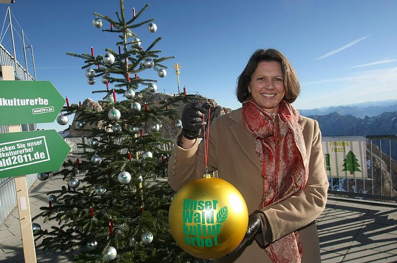 Bundeslandwirtschaftsministerin Ilse Aigner präsentiert den höchstgelegenen Christbaum auf der Zugspitze.