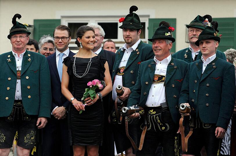 Victoria ist zum ersten Mal Mutter geworden. Die 34-Jaehrige brachte am frühen Donnerstagmorgen (23.02.12) eine Tochter zur Welt - wurde die Mini-Prinzessin etwa in München gezeugt? Fest steht vor neun Monaten waren Victoria und Gatte Daniel zu Besuch in der Hauptstadt der Herzen - hier die Bilder...