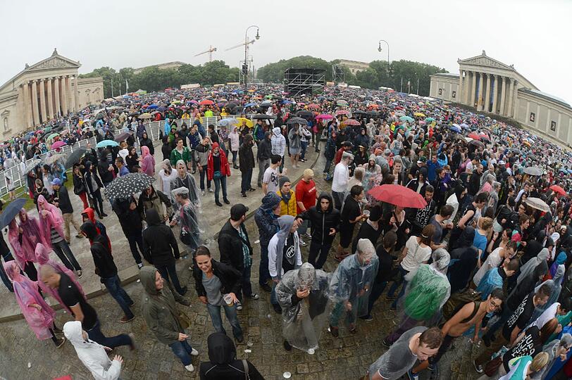 Wolkenbruch und Matsch statt "sky" und "sand" - trotzdem feiern am Sonntag 20.000 Fans den Berliner DJ Paul Kalkbrenner am Königsplatz.