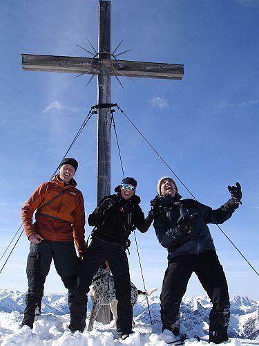 Die Gifpelmosher erklimmen hohe Berge um sie zu bemoshen, denn: &bdquo;Richtig gute Metalmusik ist gigantisch und mystisch &ndash; so wie auch die Berge sind.&ldquo; Die kuriosen Fotos von den Gipfelmoshern.