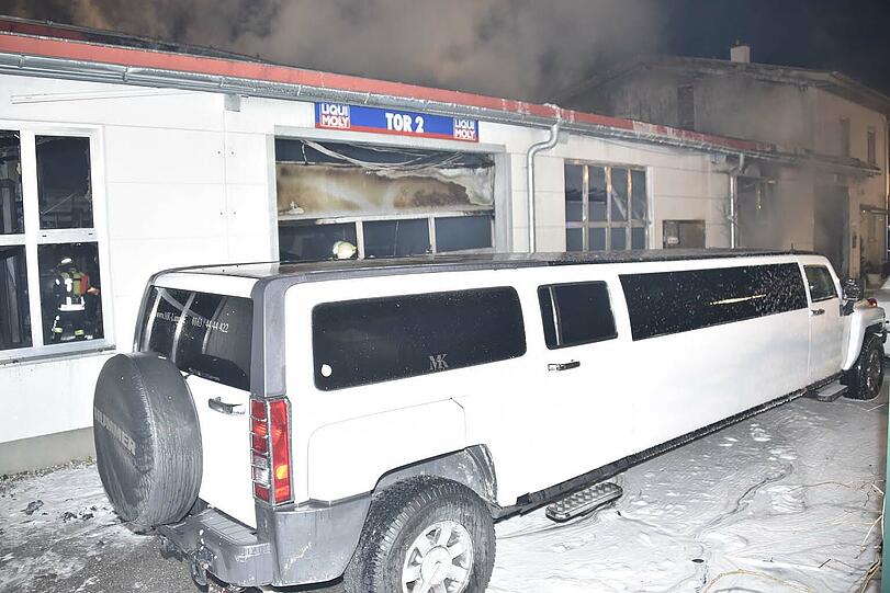 Bei einem Großbrand in einer Luxusautowerkstatt entstand erheblicher Sachschaden.