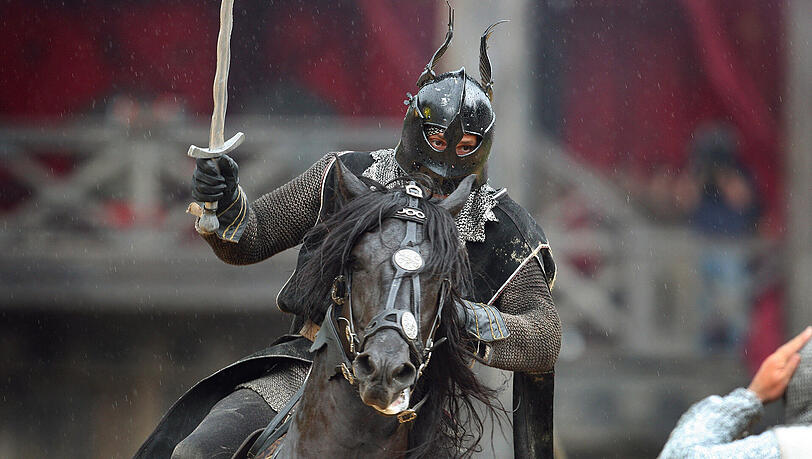 Der schwarze Ritter (Archivbild) ist eine der traditionellen Attraktionen des Ritterturniers von Kaltenberg. Der schwarze Ritter (Archivbild) ist eine der traditionellen Attraktionen des Ritterturniers von Kaltenberg.