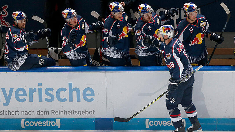 Matchwinner im Spiel gegen Düsseldorf: Matt Stajan lässt sich von seinen EHC-Kollegen feiern.