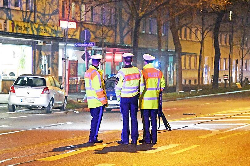 Bilder vom Unfallort am Mittwochabend: Eine Frau starb kurze Zeit nach dem Zusammenstoß, die andere schwebt weiterhin in Lebensgefahr.