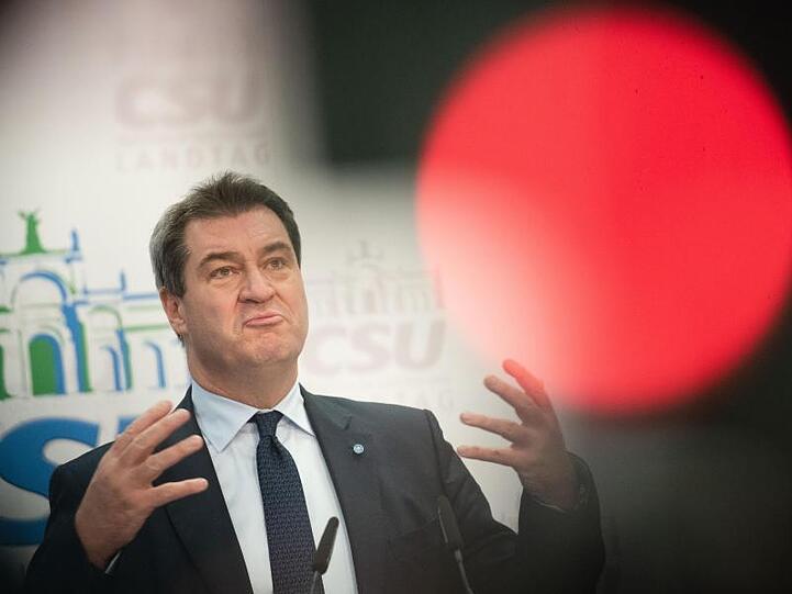 Der bayerische Ministerpräsident Markus Söder (CSU) gestikuliert während seiner Rede. Foto: Nicolas Armer/dpa/Archivbild