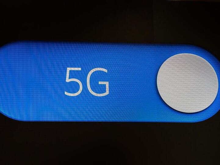 Ein symbolischer An/Aus Schalter, auf dem "5G" steht. Foto: Christophe Gateau/dpa/Archivbild