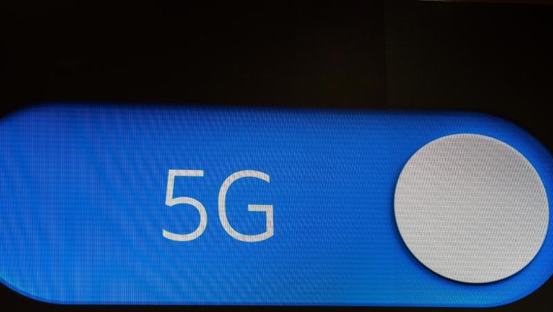 Ein symbolischer An/Aus Schalter, auf dem "5G" steht. Foto: Christophe Gateau/dpa/Archivbild