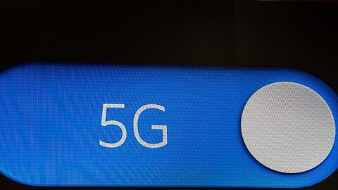 Ein symbolischer An/Aus Schalter, auf dem "5G" steht. Foto: Christophe Gateau/dpa/Archivbild