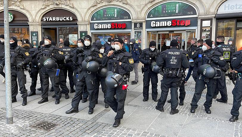 Am Samstag war die Polizei bei der Münchner Sicherheitskonferenz mit 35 Diensthunde, über 500 Absperrgitter, ungefähr 1.000 Halteverbotsschilder und bis zu 3.500 Einsatzkräfte vor Ort.