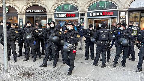 Am Samstag war die Polizei bei der Münchner Sicherheitskonferenz mit 35 Diensthunde, über 500 Absperrgitter, ungefähr 1.000 Halteverbotsschilder und bis zu 3.500 Einsatzkräfte vor Ort.