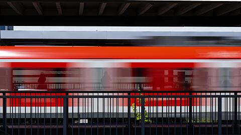 Der S-Bahn-Fahrer blieb äußerlich unverletzt. (Symbolbild)