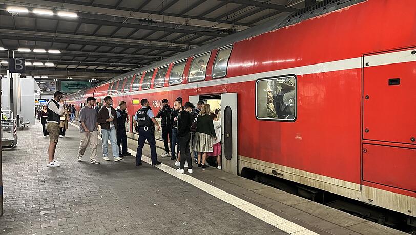 Am hinteren Ende des Zuges versucht die Polizei die Fahrgäste dazu zu bewegen, sich besser zu verteilen. Das klappt nur mäßig.