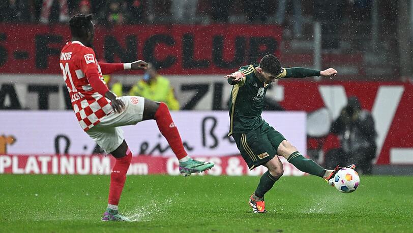 Union-Profi Robin Gosens (r) kommt vor dem Mainzer Danny Da Costa an den Ball.