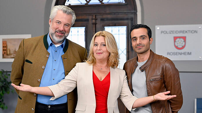 Bei "Die Rosenheim-Cops" spielt Karin Thaler (M.) die Rolle der Marie Hofer. Für ihre männlichen Fans hat die Schauspielerin einen exklusiven Tipp zum Valentinstag.