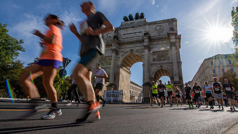 Läufer passieren beim München Marathon das Siegestor. (Archivbild)