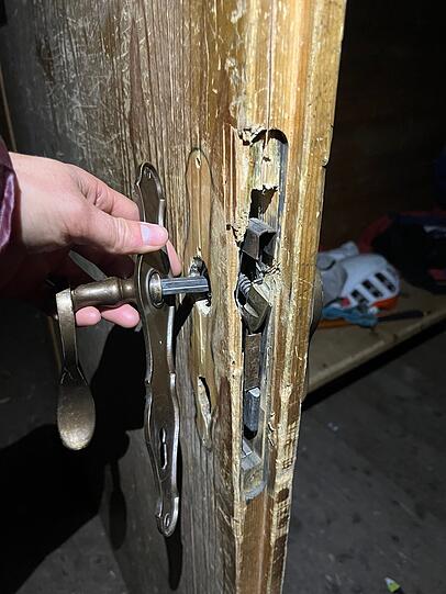 Die Tür zum Winterraum ist zersplittert.