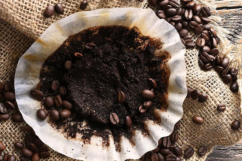 Zu guter Letzt können Sie Kaffeesatz als Putzmittel verwenden: Etwas von dem braunen Pulver ersetzt die herkömmliche Scheuermilch im Kampf gegen die verkrustete Pfanne. Dadurch schonen Sie nicht nur die Umwelt, sondern auch Ihren Geldbeutel. Zu guter Letzt können Sie Kaffeesatz als Putzmittel verwenden: Etwas von dem braunen Pulver ersetzt die herkömmliche Scheuermilch im Kampf gegen die verkrustete Pfanne. Dadurch schonen Sie nicht nur die Umwelt, sondern auch Ihren Geldbeutel.