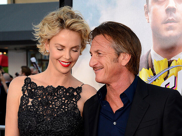 So soll Sean Penn um Charlize Therons Hand angehalten haben