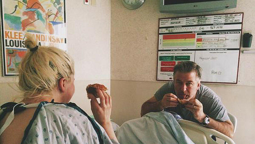 Muffin-Party mit Papa: Ireland und Alec Baldwin Muffin-Party mit Papa: Ireland und Alec Baldwin