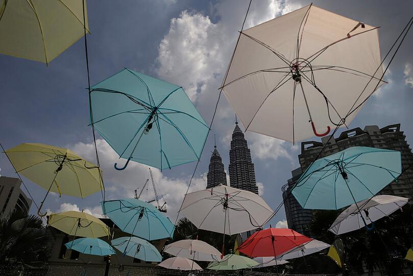 Aufgespannte Schirme in Kuala Lumpur. Dort herrschen zur Zeit extreme Temperaturen, Sonnenschutz ist angesagt.