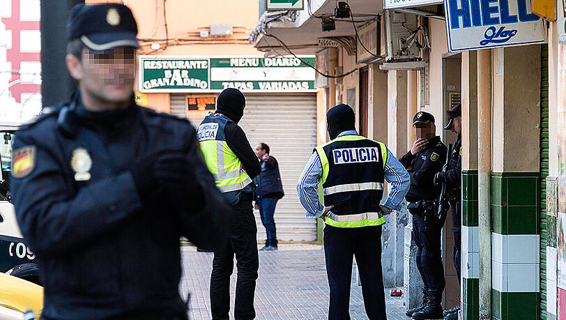 Am frühen Morgen nahmen Beamte der Policia Nacional im Stadtteil Son Gotleu einen möglichen IS-Unterstützer fest. Am frühen Morgen nahmen Beamte der Policia Nacional im Stadtteil Son Gotleu einen möglichen IS-Unterstützer fest.
