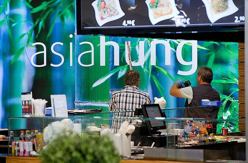 Ermittler der Spurensicherung am Tatort in Nürnberg.