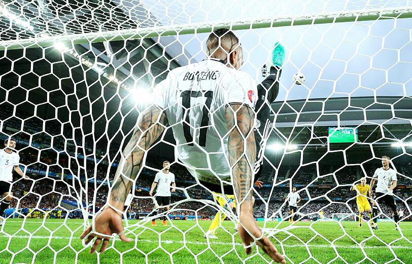14. August -  Große Ehre: Nationalspieler Jerome Boateng wird zu Deutschlands Fußballer des Jahres gewählt.