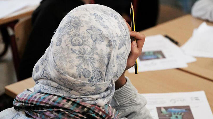 Das will die AfD verbieten: In Schulen soll nicht nur für Lehrerinnen, sondern auch für Schülerinnen ein Kopftuchverbot gelten.