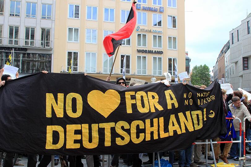 Auf dem Marienplatz tun Studenten ihren Unmut gegen Moschee-Gegner Michael Stürzenberger und seine Partei "Die Freiheit" kund.
