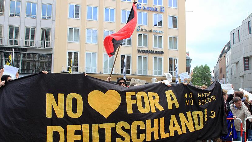 Auf dem Marienplatz tun Studenten ihren Unmut gegen Moschee-Gegner Michael Stürzenberger und seine Partei "Die Freiheit" kund. Auf dem Marienplatz tun Studenten ihren Unmut gegen Moschee-Gegner Michael Stürzenberger und seine Partei "Die Freiheit" kund.