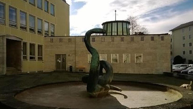 Das darf stehenbleiben: der Schlangenbrunnen vor dem Bibliotheksbau. Das darf stehenbleiben: der Schlangenbrunnen vor dem Bibliotheksbau.
