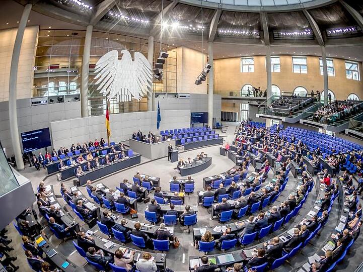 Die Übersicht zeigt den Plenarsaal während einer Sitzung des Deutschen Bundestages.