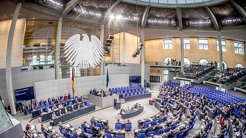 Die Übersicht zeigt den Plenarsaal während einer Sitzung des Deutschen Bundestages.