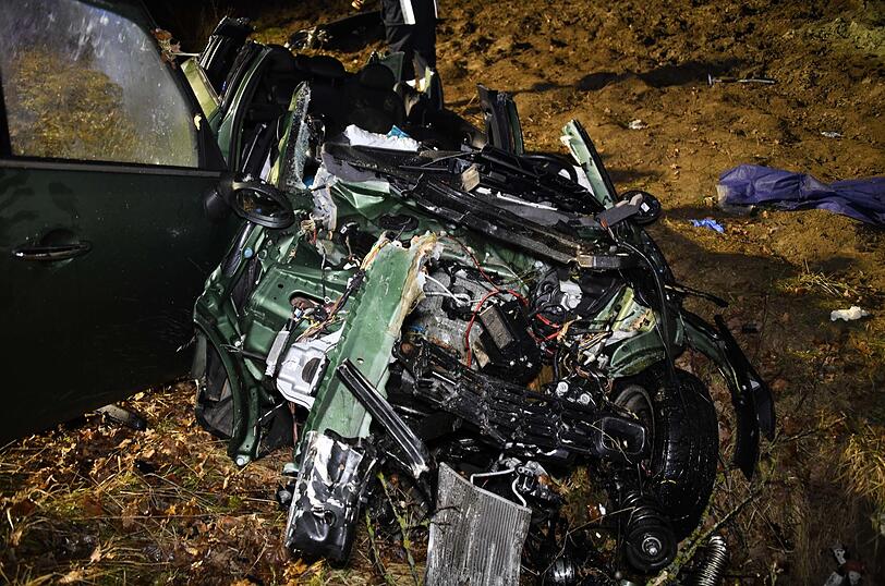 Vom Motorraum des Autos ist kaum mehr etwas übrig.